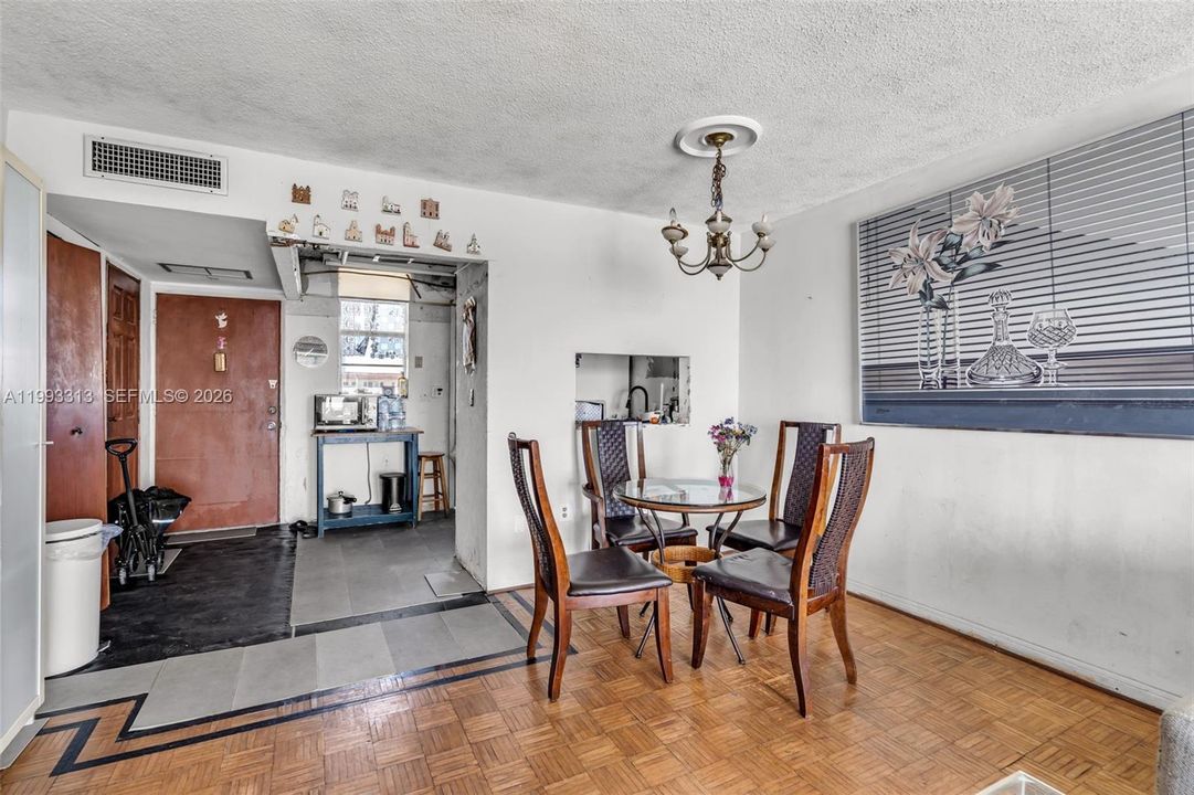 For Sale: $179,000 (1 beds, 1 baths, 768 Square Feet)