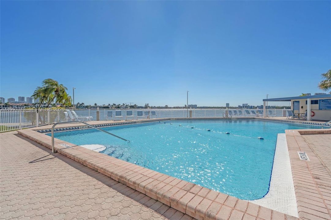 For Sale: $179,000 (1 beds, 1 baths, 768 Square Feet)