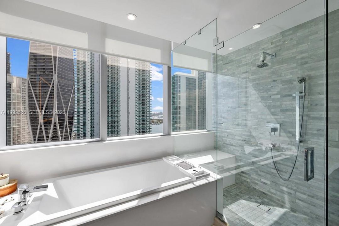 En Venta: $1,575,000 (3 camas, 4 baños, 2204 Pies cuadrados)