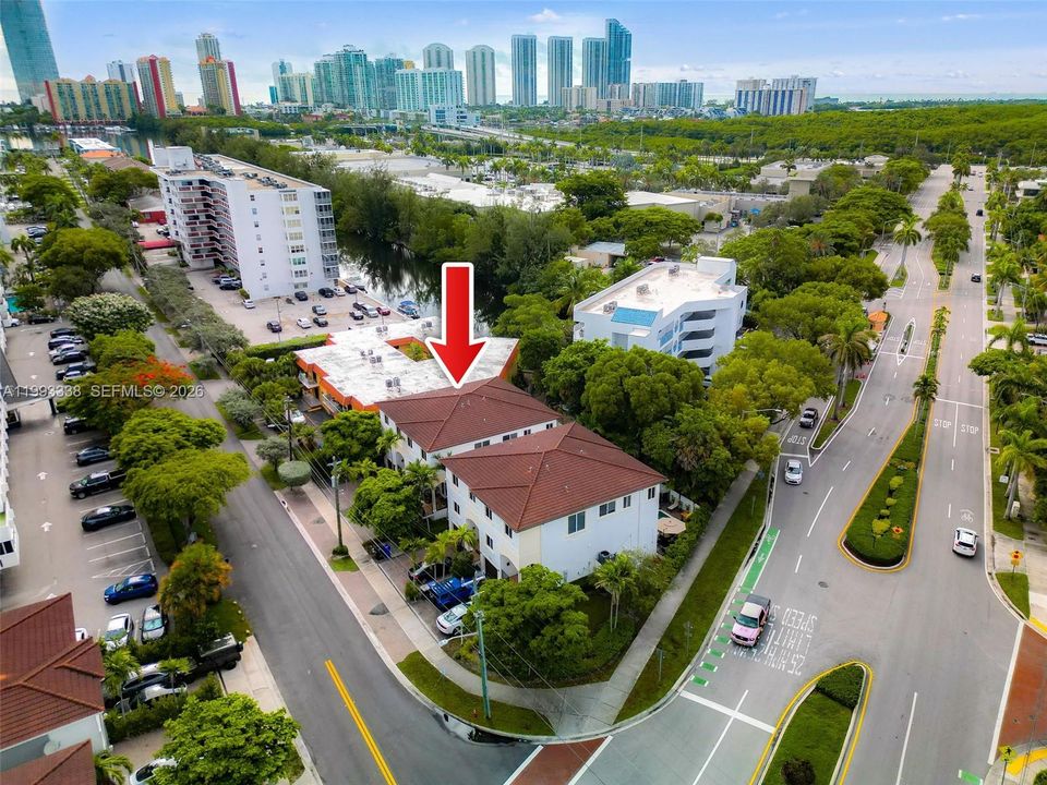 En Venta: $1,175,000 (3 camas, 3 baños, 2252 Pies cuadrados)