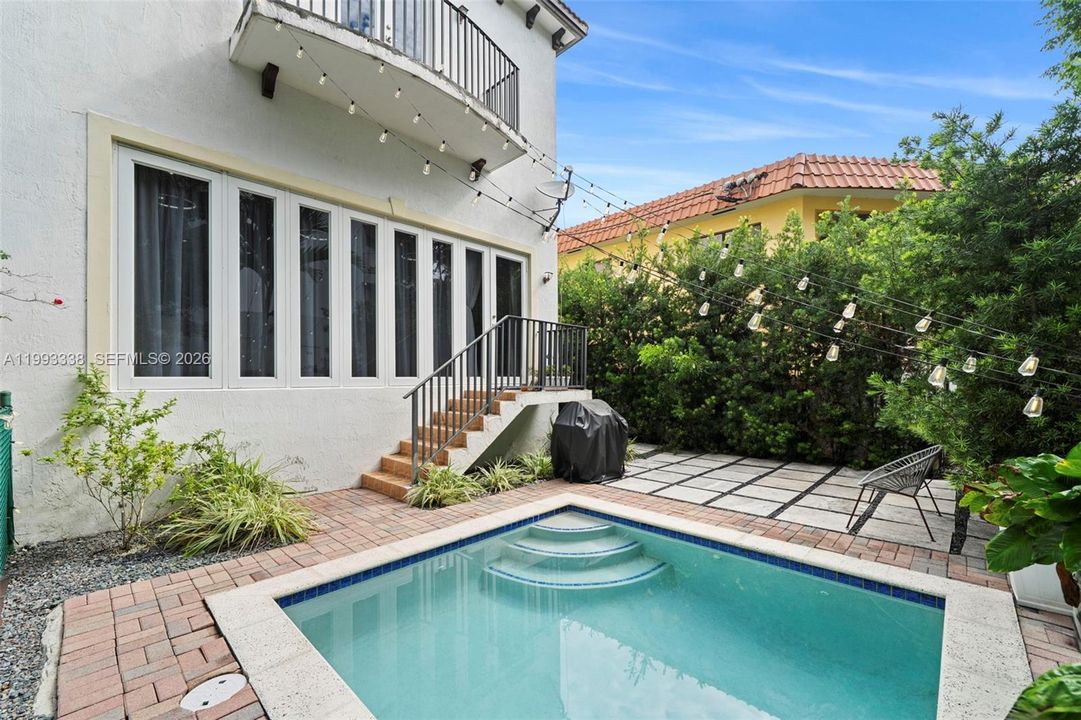 Backyard/w private Pool