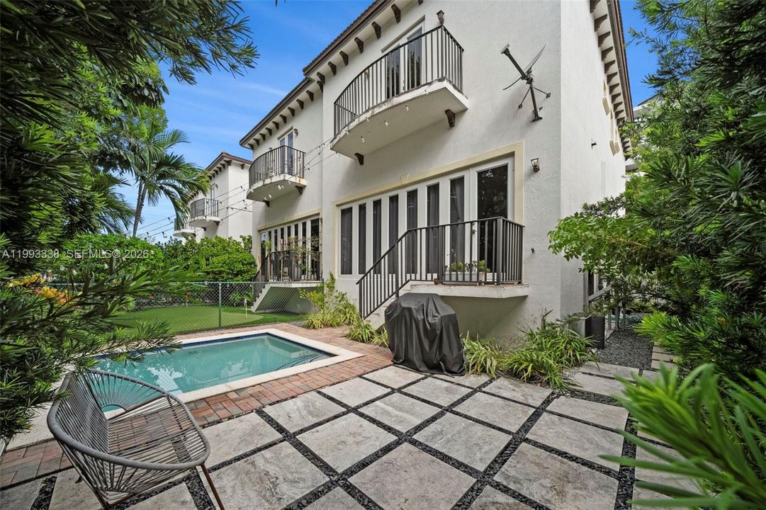 En Venta: $1,175,000 (3 camas, 3 baños, 2252 Pies cuadrados)