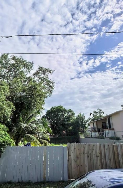 На продажу: $995,000 (0.17 acres)