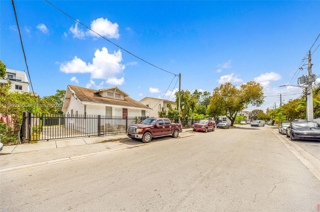 For Sale: $550,000 (2 beds, 1 baths, 2426 Square Feet)