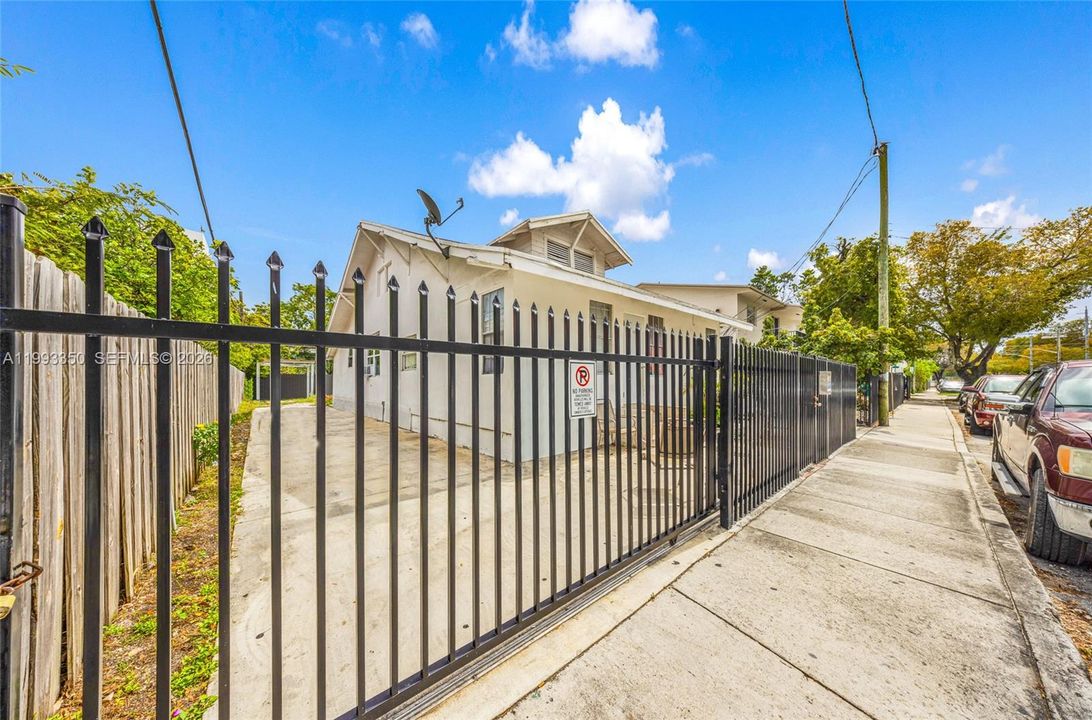 For Sale: $550,000 (2 beds, 1 baths, 2426 Square Feet)