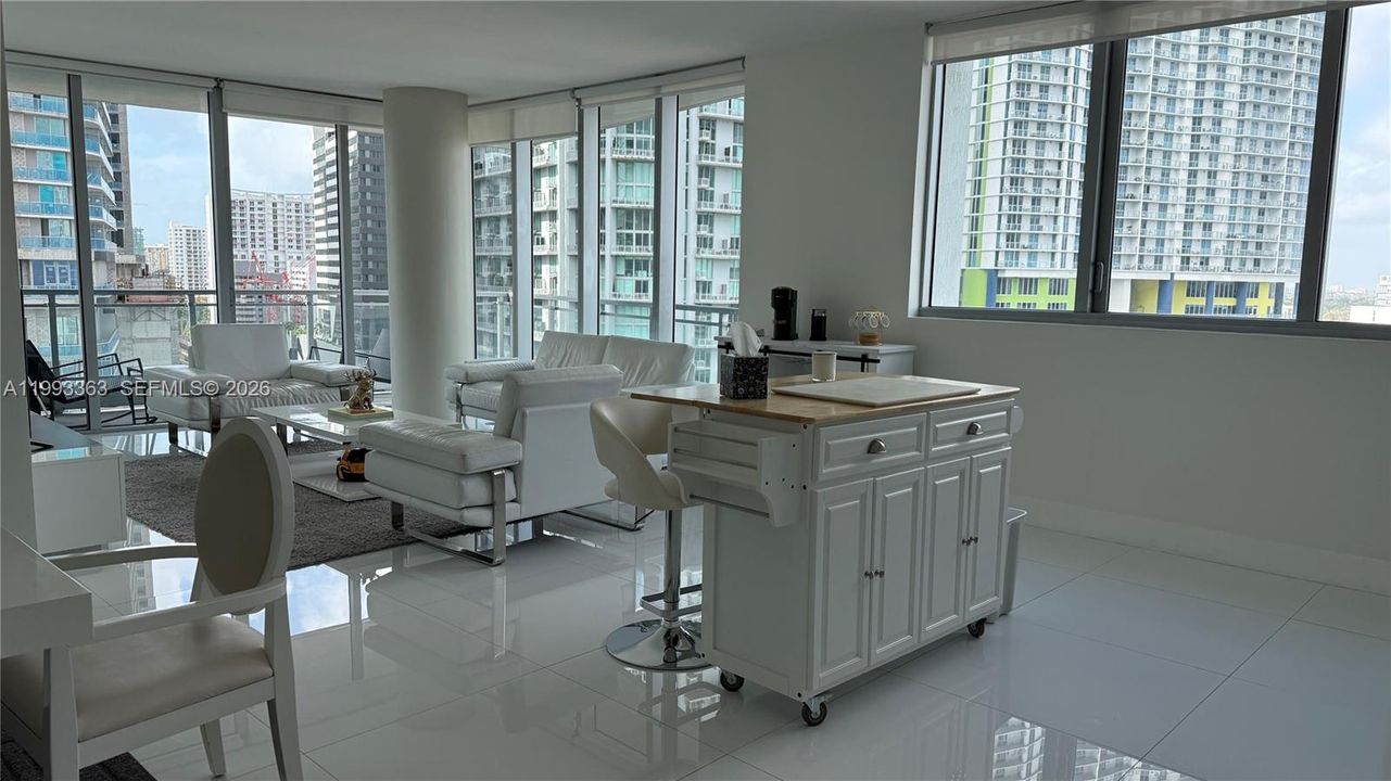 出租: $4,000 (2 贝兹, 2 浴室, 1340 平方英尺)