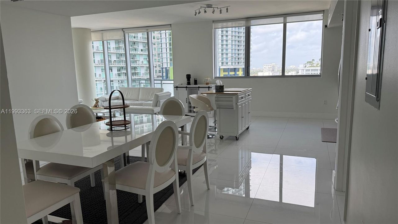 出租: $4,000 (2 贝兹, 2 浴室, 1340 平方英尺)