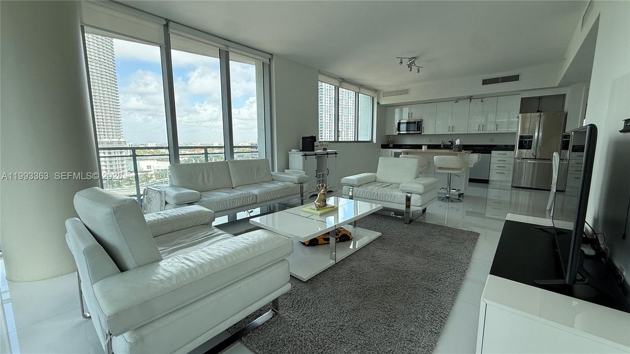 出租: $4,000 (2 贝兹, 2 浴室, 1340 平方英尺)