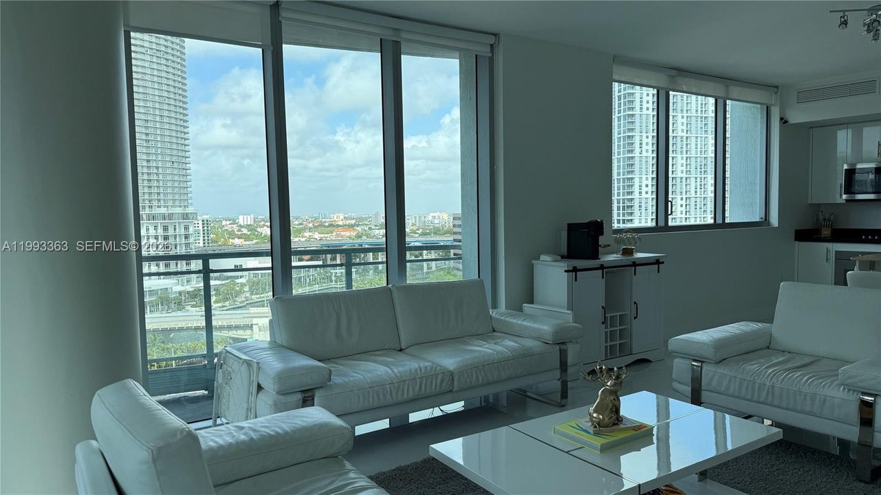 出租: $4,000 (2 贝兹, 2 浴室, 1340 平方英尺)