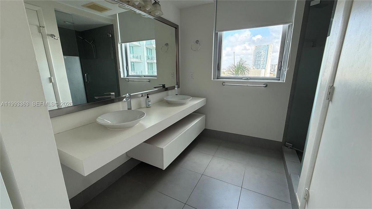 出租: $4,000 (2 贝兹, 2 浴室, 1340 平方英尺)