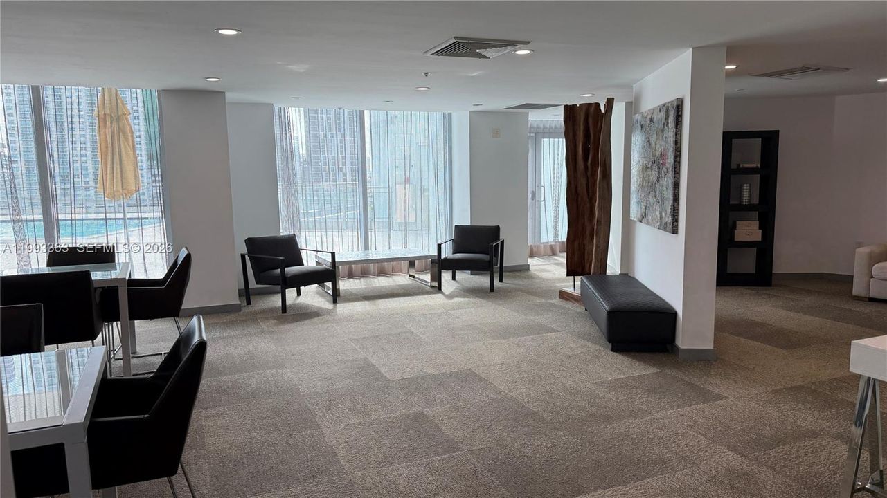 出租: $4,000 (2 贝兹, 2 浴室, 1340 平方英尺)