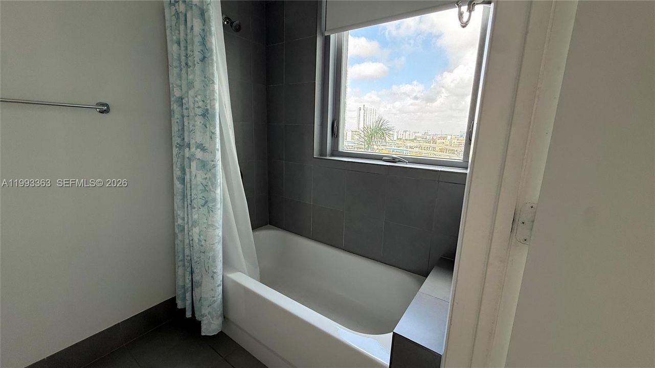 出租: $4,000 (2 贝兹, 2 浴室, 1340 平方英尺)