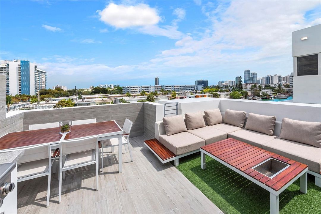 Active With Contract: $9,900 (3 beds, 3 baths, 2266 Square Feet)