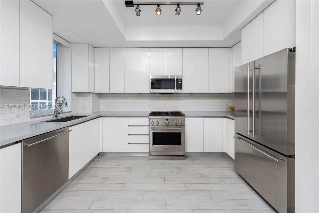 Active With Contract: $9,900 (3 beds, 3 baths, 2266 Square Feet)