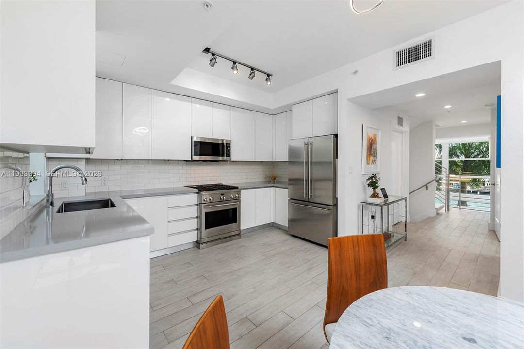 Active With Contract: $9,900 (3 beds, 3 baths, 2266 Square Feet)