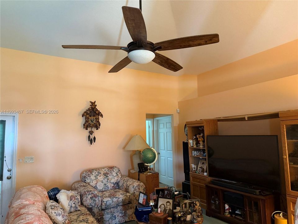En Venta: $699,900 (4 camas, 3 baños, 2200 Pies cuadrados)
