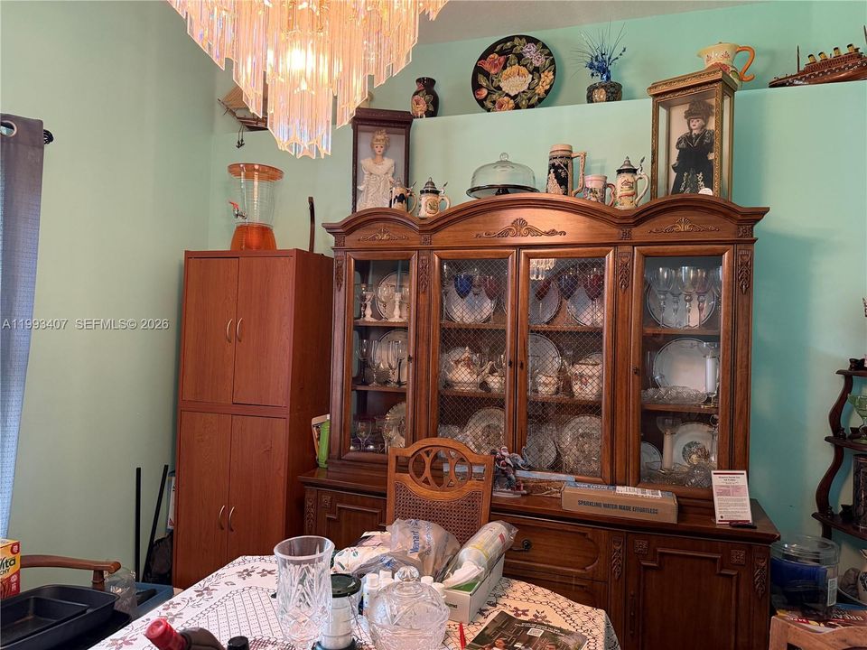 En Venta: $699,900 (4 camas, 3 baños, 2200 Pies cuadrados)