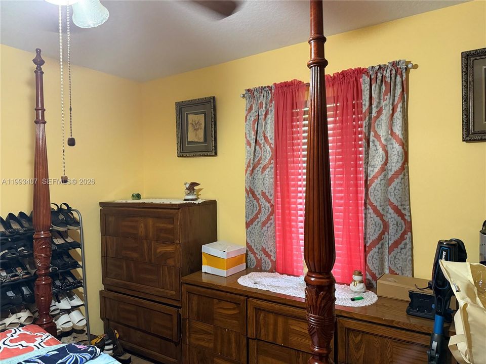 En Venta: $699,900 (4 camas, 3 baños, 2200 Pies cuadrados)