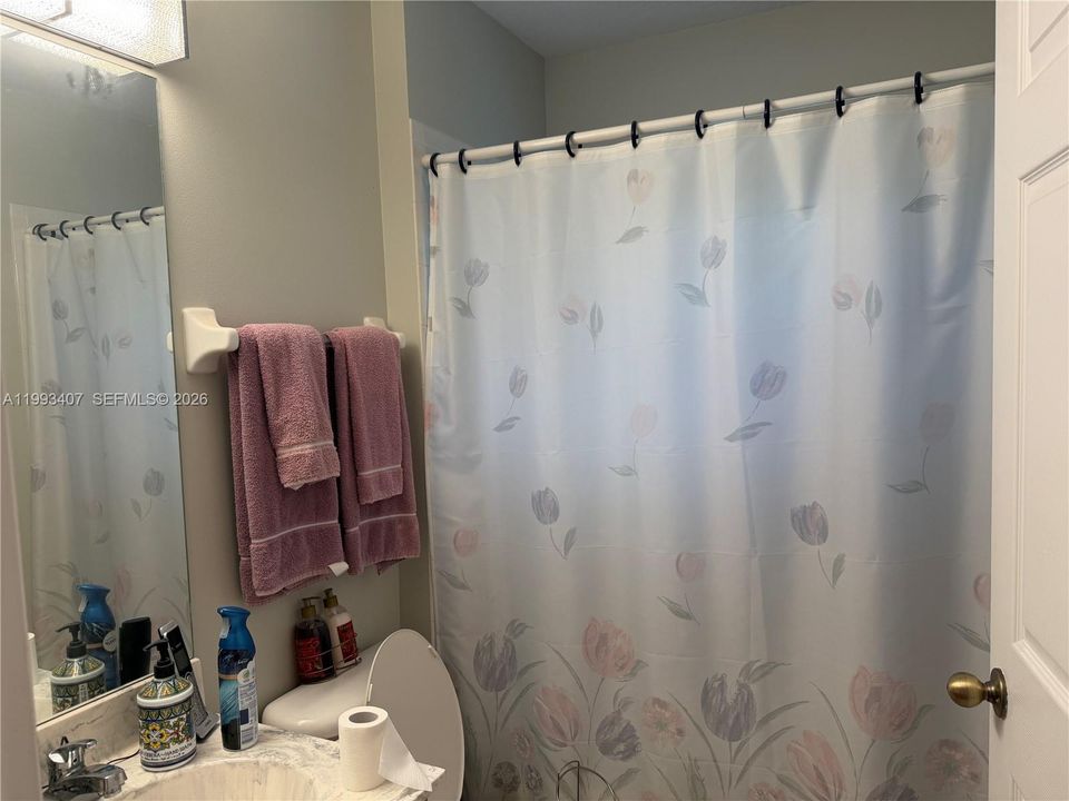 En Venta: $699,900 (4 camas, 3 baños, 2200 Pies cuadrados)