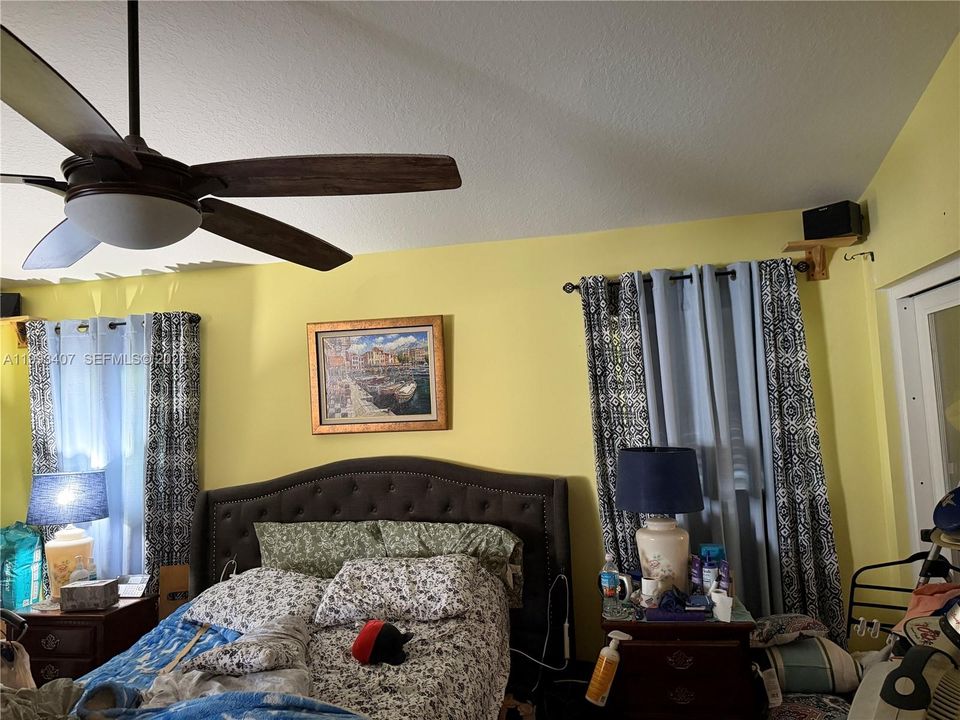 En Venta: $699,900 (4 camas, 3 baños, 2200 Pies cuadrados)