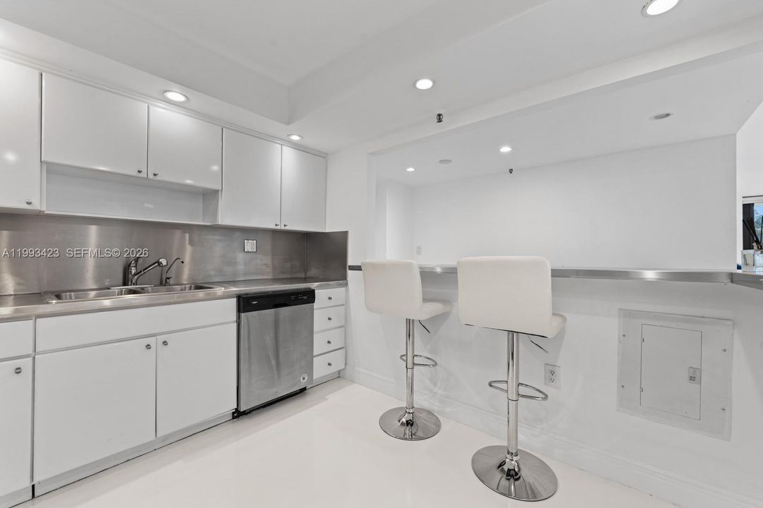 Active With Contract: $920,000 (2 beds, 2 baths, 1108 Square Feet)