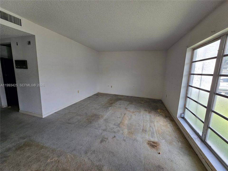 For Sale: $339,000 (3 beds, 2 baths, 1638 Square Feet)