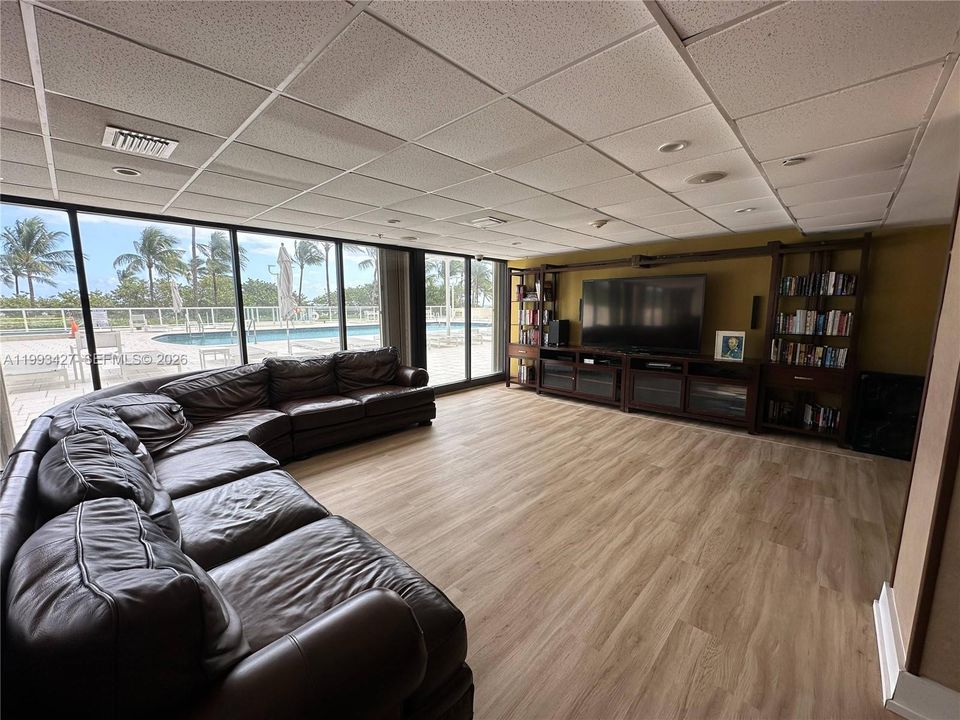 待售: $480,000 (1 贝兹, 1 浴室, 1019 平方英尺)