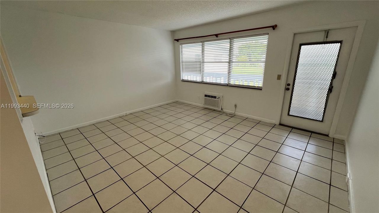 For Rent: $1,350 (1 beds, 1 baths, 585 Square Feet)