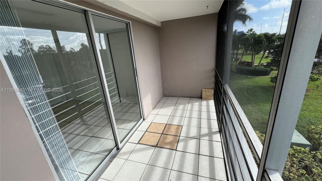 For Rent: $1,350 (1 beds, 1 baths, 585 Square Feet)
