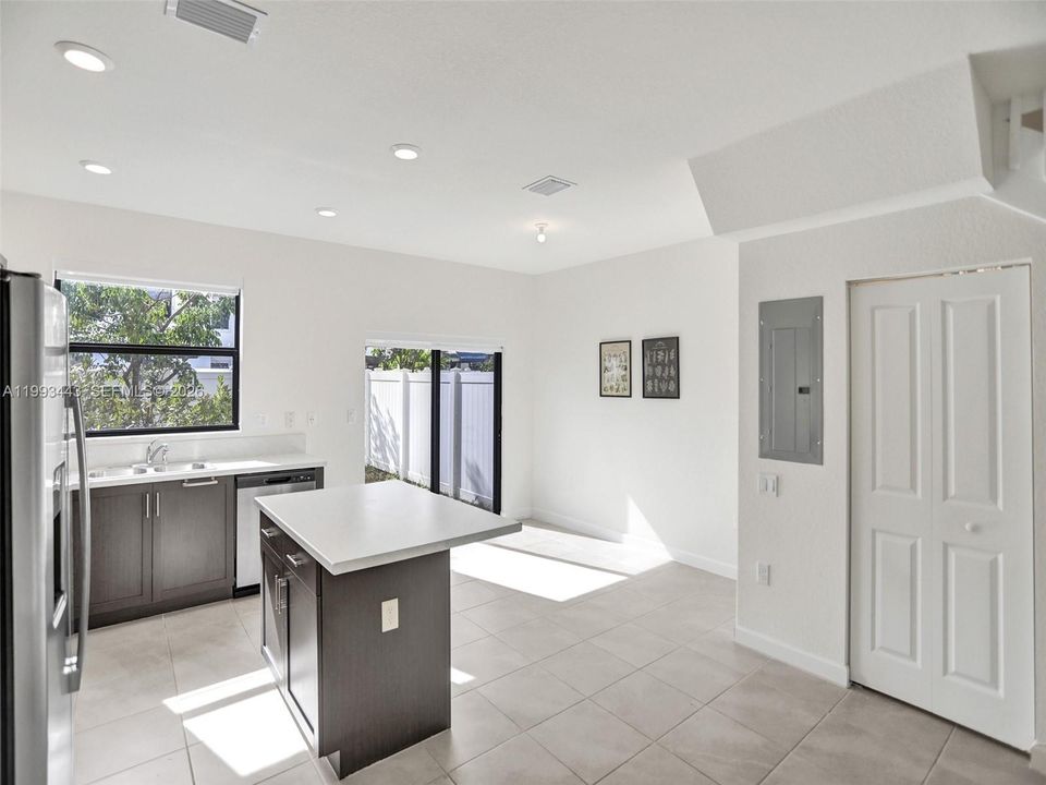 En Renta: $2,950 (3 camas, 3 baños, 1332 Pies cuadrados)