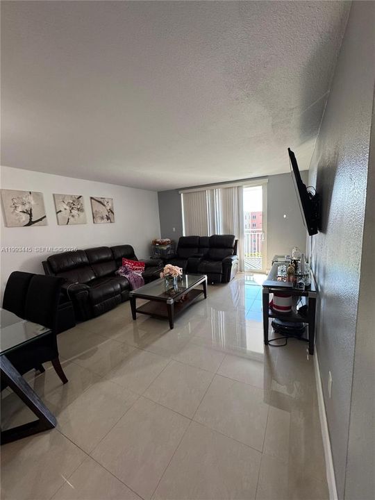 Active With Contract: $245,000 (2 beds, 2 baths, 980 Square Feet)