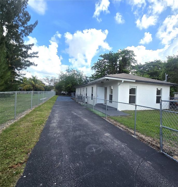 For Rent: $2,900 (3 beds, 2 baths, 1400 Square Feet)