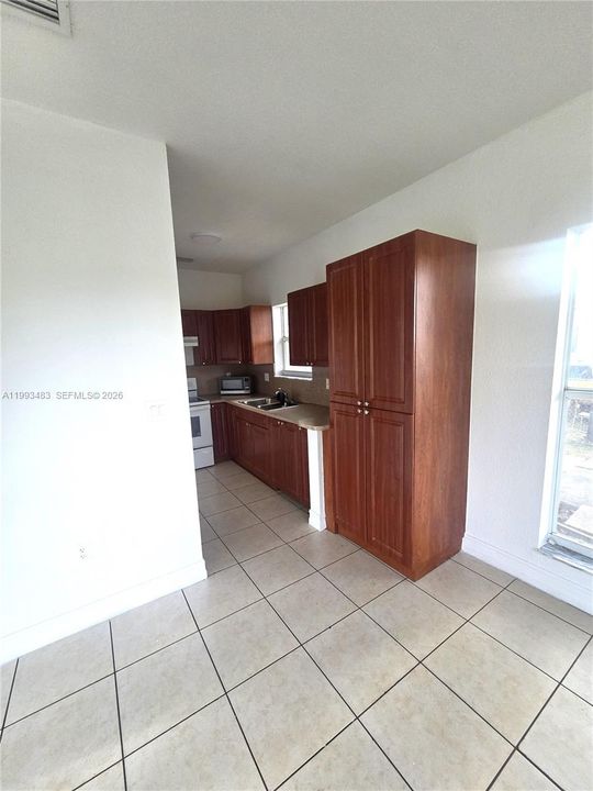 For Rent: $2,900 (3 beds, 2 baths, 1400 Square Feet)