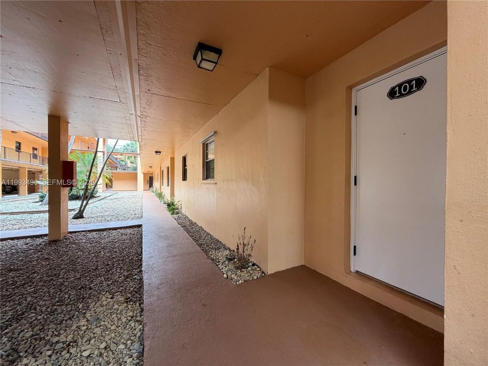 For Sale: $265,000 (2 beds, 2 baths, 1130 Square Feet)