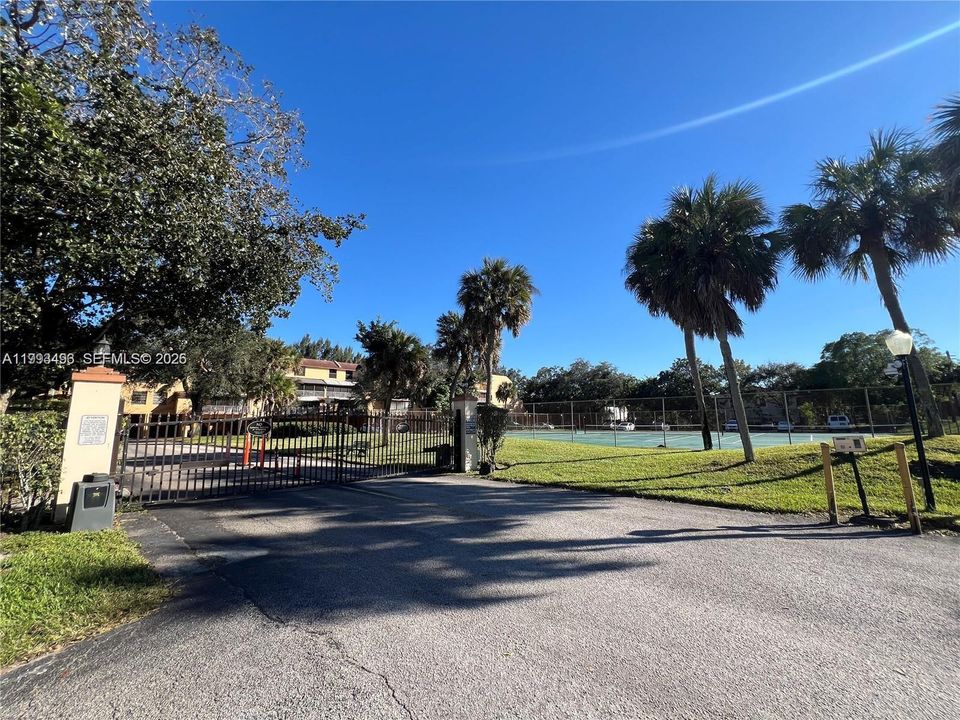 For Sale: $265,000 (2 beds, 2 baths, 1130 Square Feet)