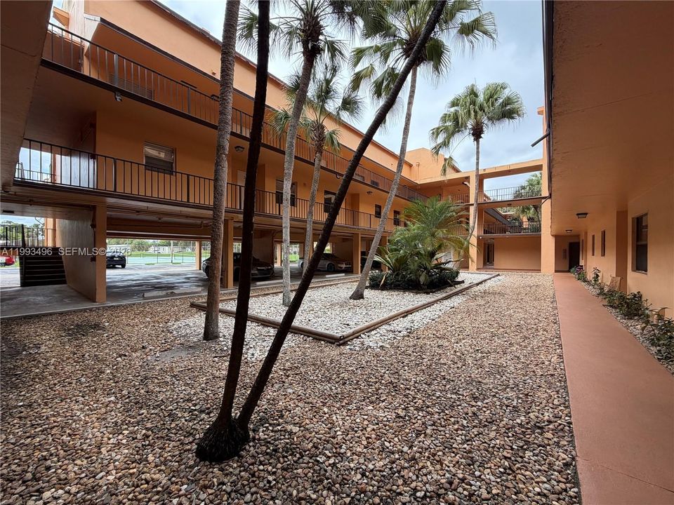 For Sale: $265,000 (2 beds, 2 baths, 1130 Square Feet)