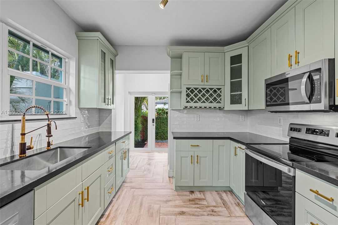 For Sale: $1,679,000 (3 beds, 2 baths, 2009 Square Feet)