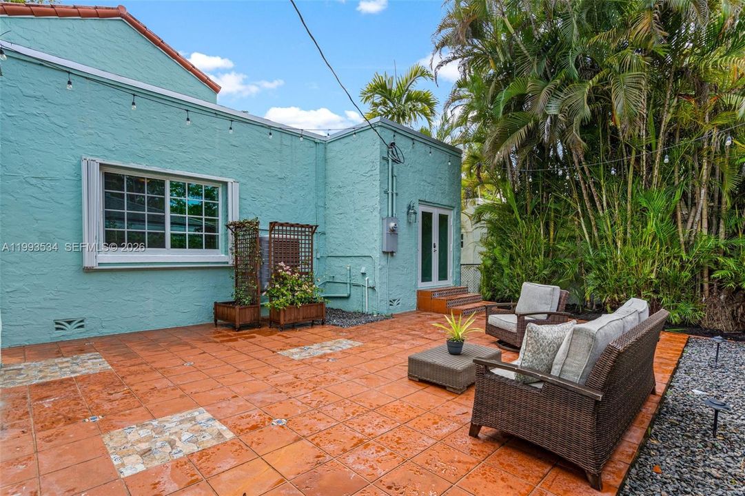 For Sale: $1,679,000 (3 beds, 2 baths, 2009 Square Feet)