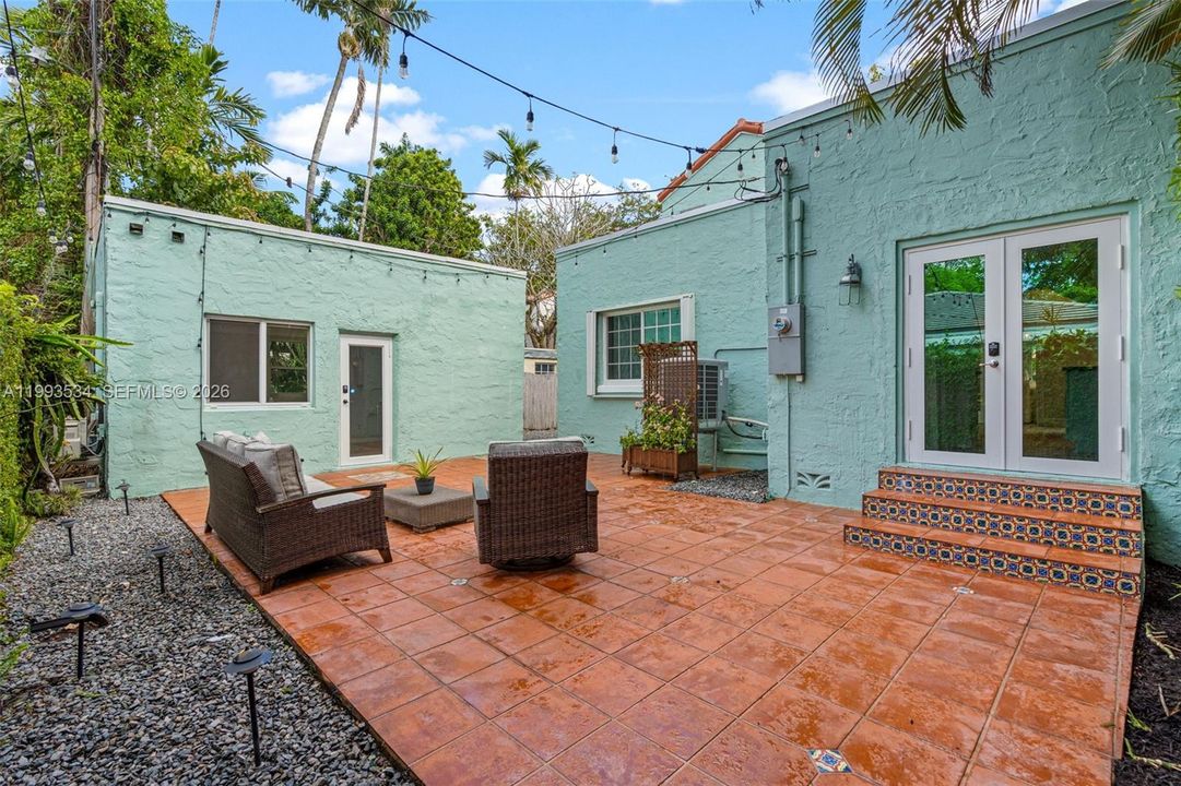 For Sale: $1,679,000 (3 beds, 2 baths, 2009 Square Feet)