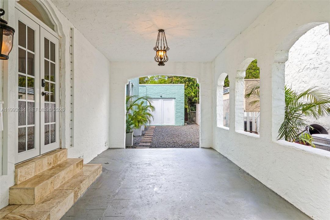 For Sale: $1,679,000 (3 beds, 2 baths, 2009 Square Feet)