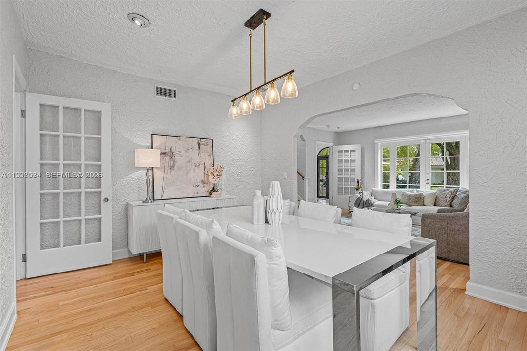 For Sale: $1,679,000 (3 beds, 2 baths, 2009 Square Feet)