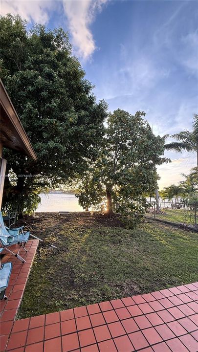 В аренду: $1,850 (1 спален, 1 ванн, 1765 Квадратных фут)