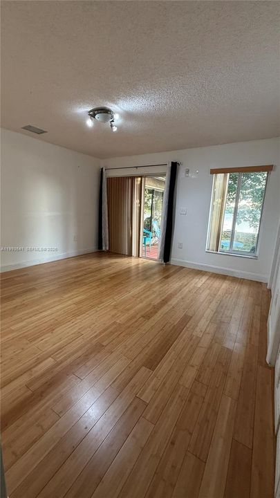 В аренду: $1,850 (1 спален, 1 ванн, 1765 Квадратных фут)