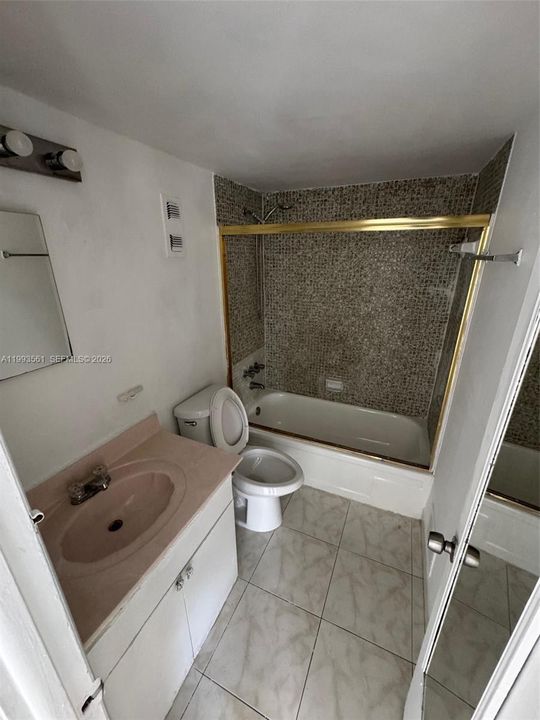 Activo con contrato: $1,800 (2 camas, 2 baños, 852 Pies cuadrados)