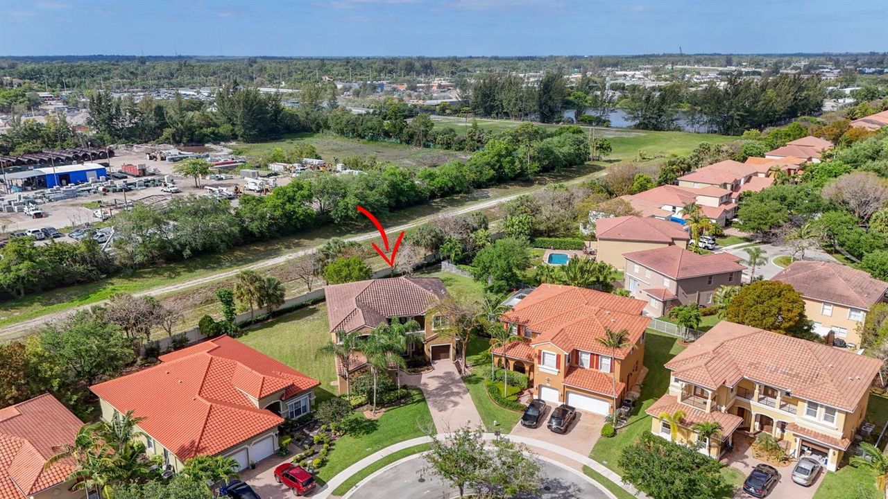 Backs up to a wall then canal. Privacy!