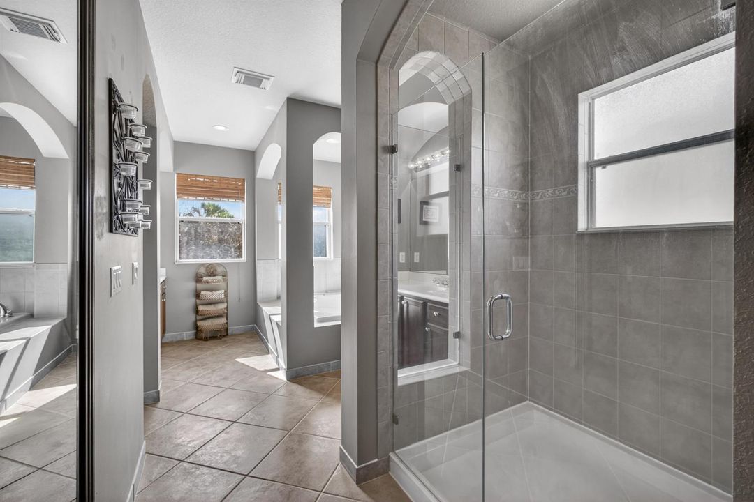 Primary Bath w separate Shower