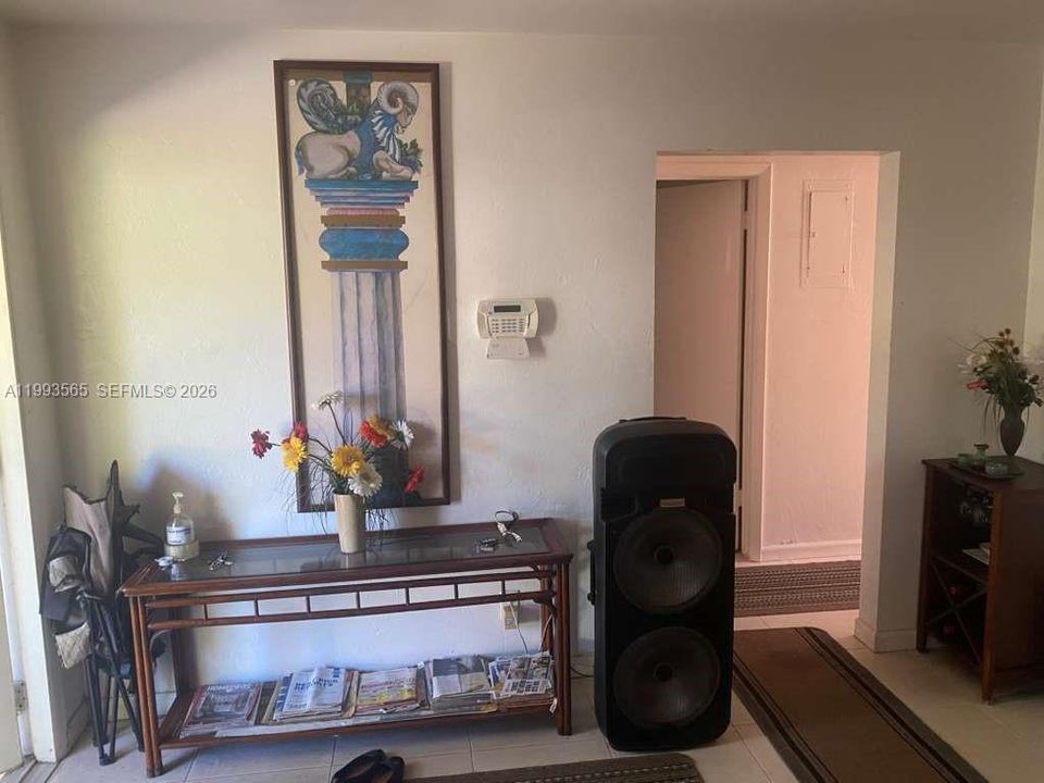 For Sale: $499,000 (3 beds, 1 baths, 1010 Square Feet)