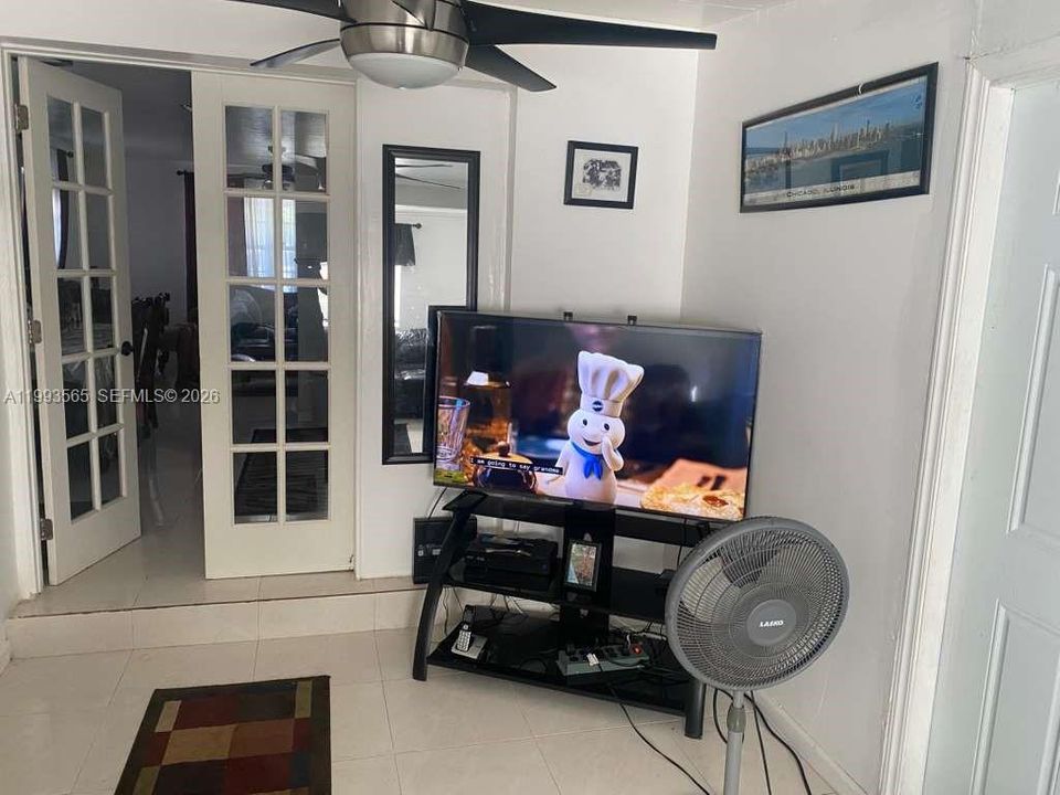 For Sale: $499,000 (3 beds, 1 baths, 1010 Square Feet)