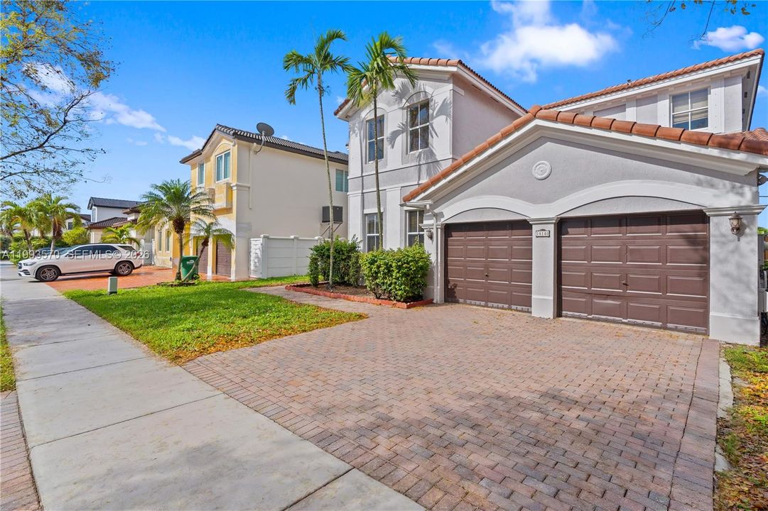 Active With Contract: $965,000 (4 beds, 4 baths, 2878 Square Feet)