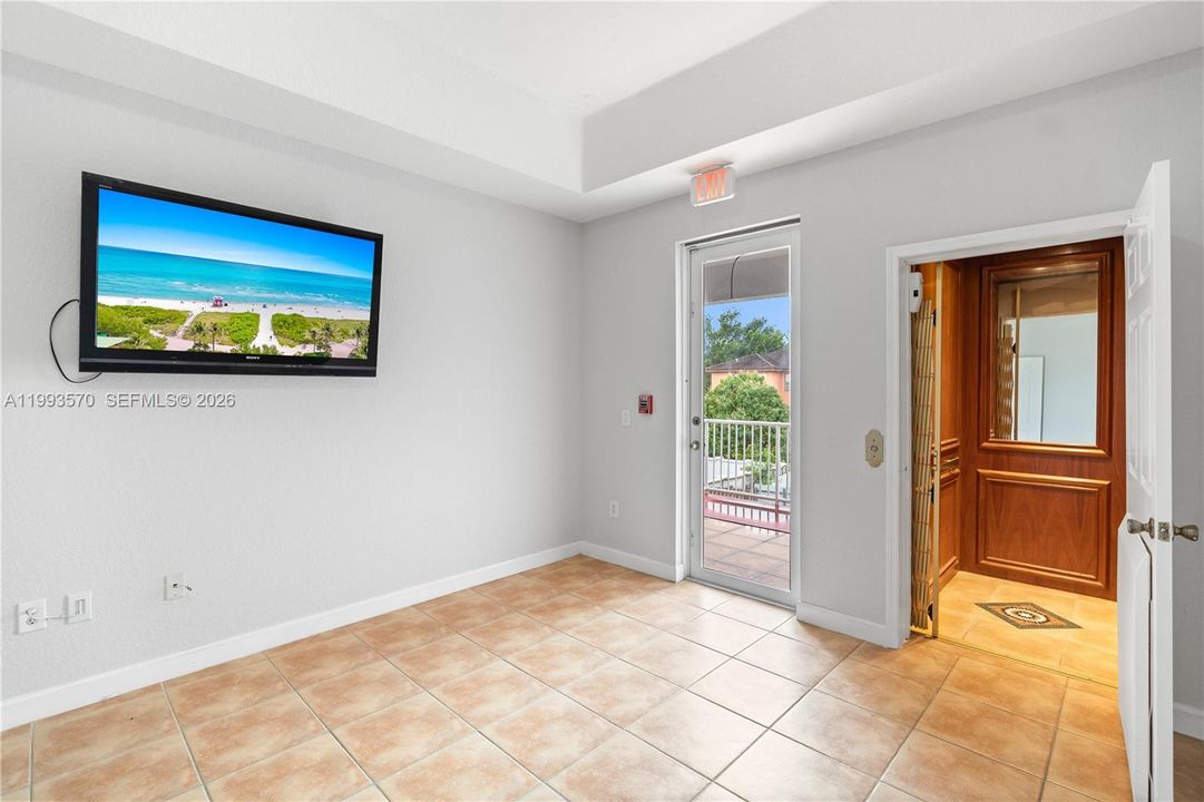 Active With Contract: $965,000 (4 beds, 4 baths, 2878 Square Feet)